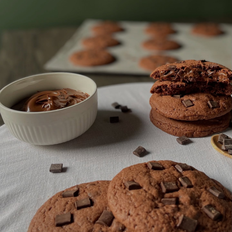 Maxi cookie tout chocolat, fourré à la pâte à tartiner Maxi cookie tout chocolat, fourré à la pâte à tartiner