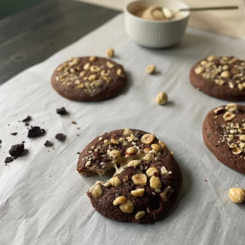 Maxi cookie au chocolat, fourré à la crème bueno Maxi cookie au chocolat, fourré à la crème bueno