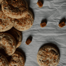 Maxi cookie, fourré au caramel au beurre salé