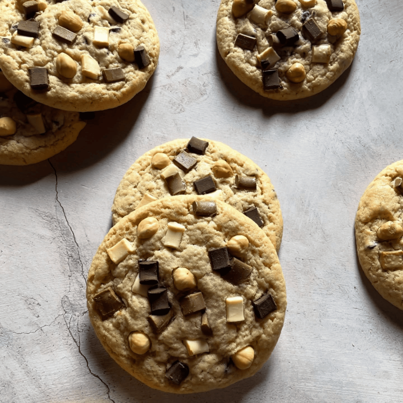 Maxi cookie à la noisette et 3 chocolats