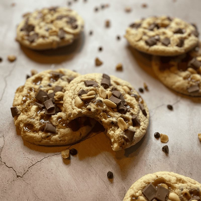 Maxi cookie aux cacahuètes, caramel et chocolat au lait Maxi cookie aux cacahuètes, caramel et chocolat au lait